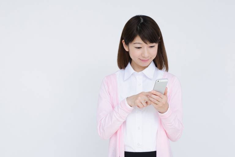 あなたは大丈夫?急増する「スマホ老眼」。症状チェックリストと予防策