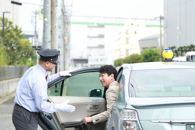 タクシーは配車アプリを使って、スマホで「呼ぶ」時代に!