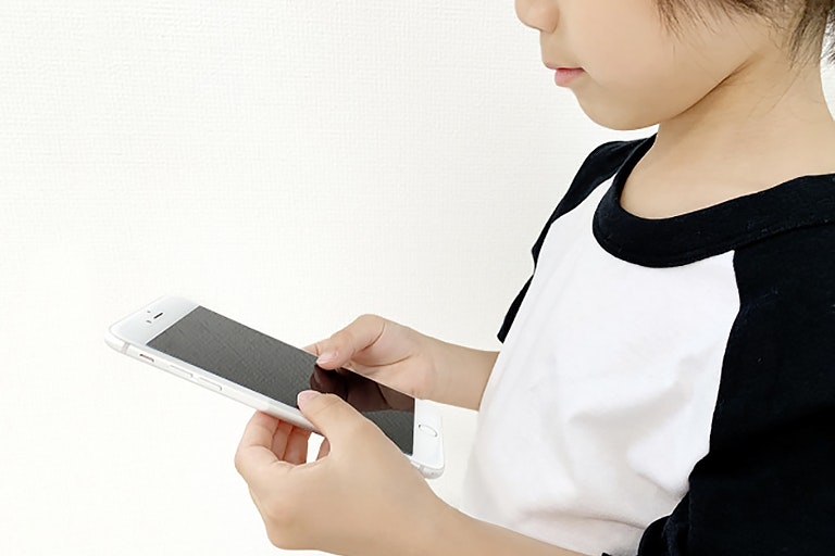 子どものスマホはいつからが正解？持たせる年齢と家計への影響を考える